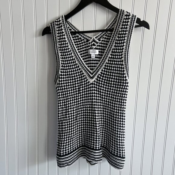Evereve Sweaters - Evereve Black & White Houndstooth Knit Vest Size Small